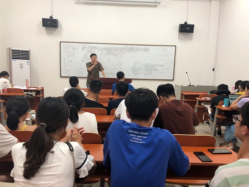 陈殷老师发言照片.JPG 陈殷老师发言照片.JPG